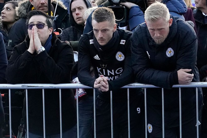 Tập thể cầu thủ Leicester đứng chết lặng trước khu tưởng niệm vị Chủ tịch qu&aacute; cố - Ảnh 8.