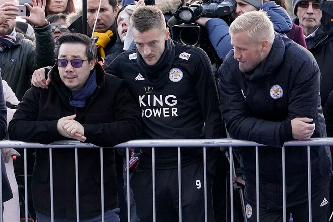Tập thể cầu thủ Leicester đứng chết lặng trước khu tưởng niệm vị Chủ tịch qu&aacute; cố - Ảnh 9.