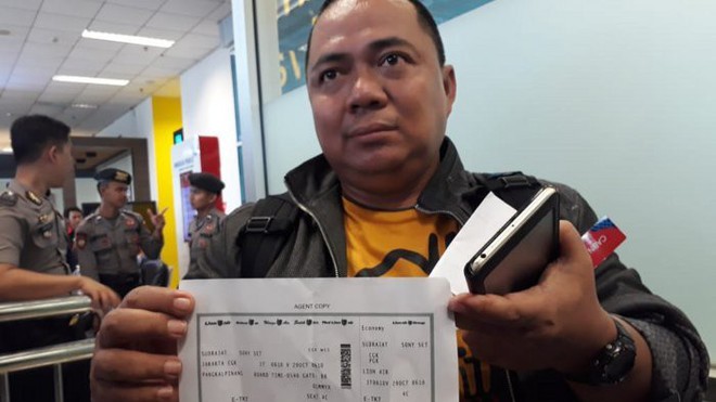 Người đàn ông may mắn thoát khỏi thảm họa máy bay Indonesia rơi vì đến sân bay muộn 10 phút - Ảnh 2.