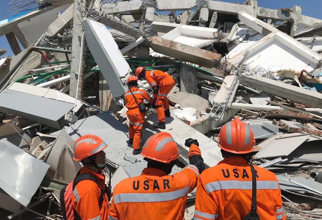 Những hình ảnh ghi lại cảnh tượng kinh hoàng do thảm hoạ kép động đất - sóng thần gây ra ở Indonesia - Ảnh 5.