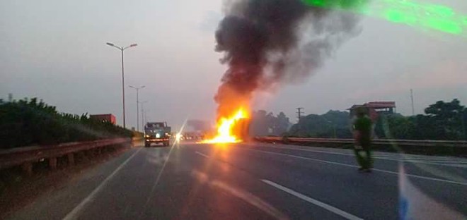 Hà Nội: Đang lưu thông, xe container bất ngờ bốc cháy ngùn ngụt trên cầu Thanh Trì - Ảnh 2.