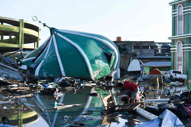 Những hình ảnh ghi lại cảnh tượng kinh hoàng do thảm hoạ kép động đất - sóng thần gây ra ở Indonesia - Ảnh 3.