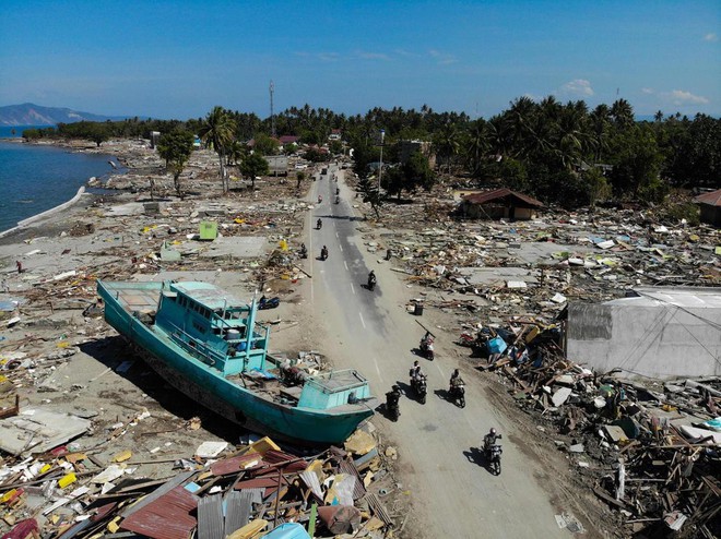 Những hình ảnh ghi lại cảnh tượng kinh hoàng do thảm hoạ kép động đất - sóng thần gây ra ở Indonesia - Ảnh 4.