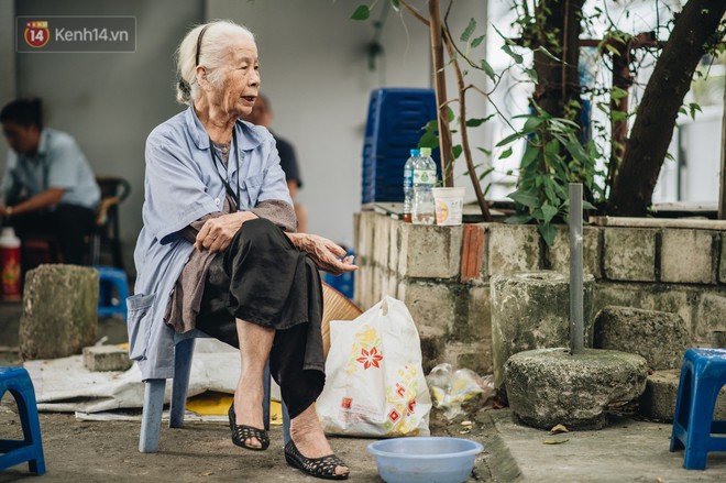 Cụ bà được mệnh danh nữ hùng vá săm vỉa hè Hà Nội: Nghỉ hưu sau 21 năm vá xe, bỏ rượu bia để sống khoẻ mạnh - Ảnh 5.