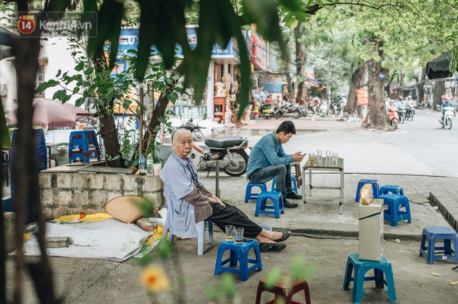 Cụ bà được mệnh danh nữ hùng vá săm vỉa hè Hà Nội: Nghỉ hưu sau 21 năm vá xe, bỏ rượu bia để sống khoẻ mạnh - Ảnh 3.