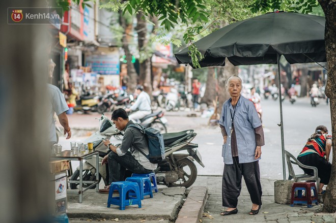 Cụ bà được mệnh danh nữ hùng vá săm vỉa hè Hà Nội: Nghỉ hưu sau 21 năm vá xe, bỏ rượu bia để sống khoẻ mạnh - Ảnh 9.