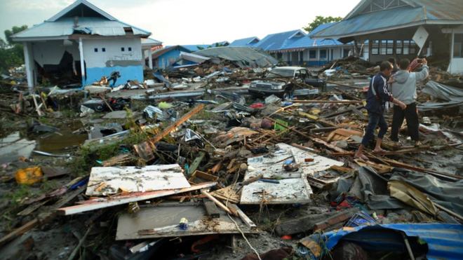 Những hình ảnh ghi lại cảnh tượng kinh hoàng do thảm hoạ kép động đất - sóng thần gây ra ở Indonesia - Ảnh 1.