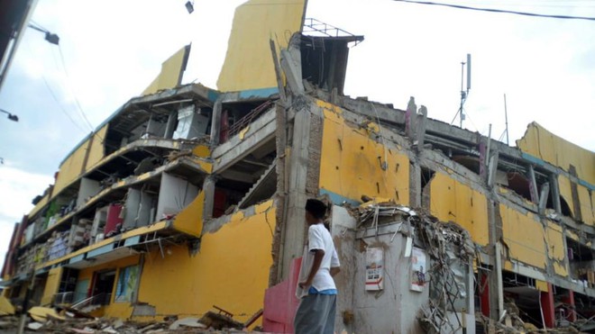 Những hình ảnh ghi lại cảnh tượng kinh hoàng do thảm hoạ kép động đất - sóng thần gây ra ở Indonesia - Ảnh 2.