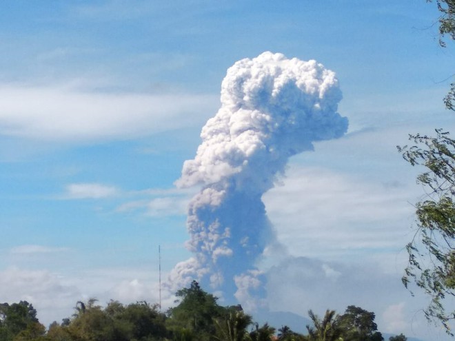 Chỉ vài ngày sau động đất và sóng thần, núi lửa tại Indonesia cũng bùng nổ - Ảnh 1.