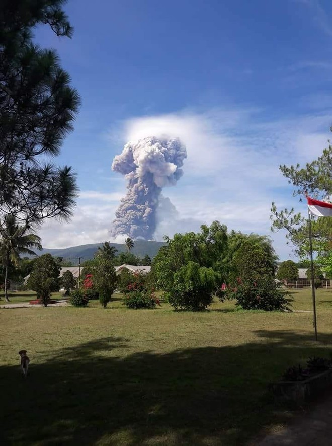 Chỉ vài ngày sau động đất và sóng thần, núi lửa tại Indonesia cũng bùng nổ - Ảnh 2.