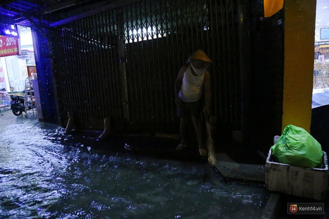 Học sinh, dân công sở khốn khổ vì nước ngập lút bánh xe trong cơn mưa kéo dài đến đêm ở Sài Gòn - Ảnh 16.