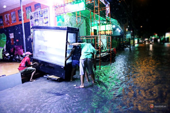 Học sinh, dân công sở khốn khổ vì nước ngập lút bánh xe trong cơn mưa kéo dài đến đêm ở Sài Gòn - Ảnh 15.
