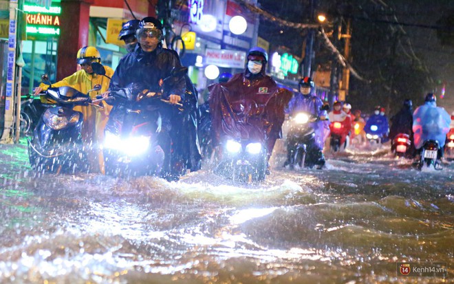Học sinh, dân công sở khốn khổ vì nước ngập lút bánh xe trong cơn mưa kéo dài đến đêm ở Sài Gòn - Ảnh 2.