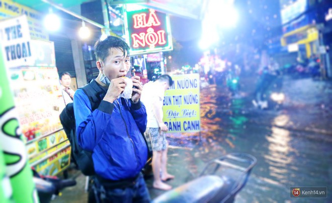Học sinh, dân công sở khốn khổ vì nước ngập lút bánh xe trong cơn mưa kéo dài đến đêm ở Sài Gòn - Ảnh 14.