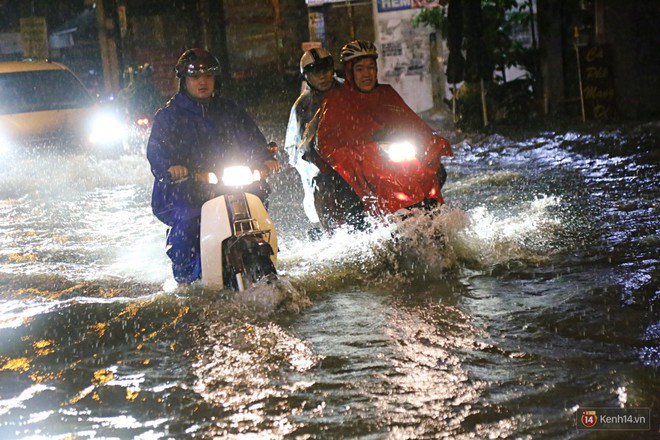 Học sinh, dân công sở khốn khổ vì nước ngập lút bánh xe trong cơn mưa kéo dài đến đêm ở Sài Gòn - Ảnh 10.