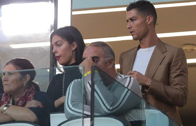 Ronaldo căng thẳng trong lần đầu xuất hiện cùng bạn gái hậu cáo buộc hiếp dâm - Ảnh 3.