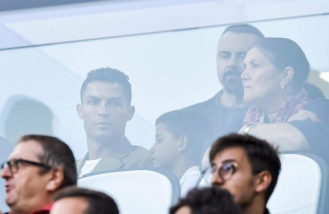 Ronaldo căng thẳng trong lần đầu xuất hiện cùng bạn gái hậu cáo buộc hiếp dâm - Ảnh 4.