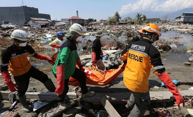 Tang thương những ngôi mộ tập thể trong động đất sóng thần Indonesia - Ảnh 3.