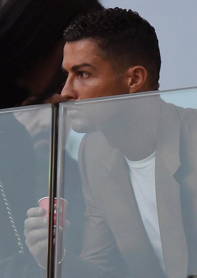 Ronaldo căng thẳng trong lần đầu xuất hiện cùng bạn gái hậu cáo buộc hiếp dâm - Ảnh 5.