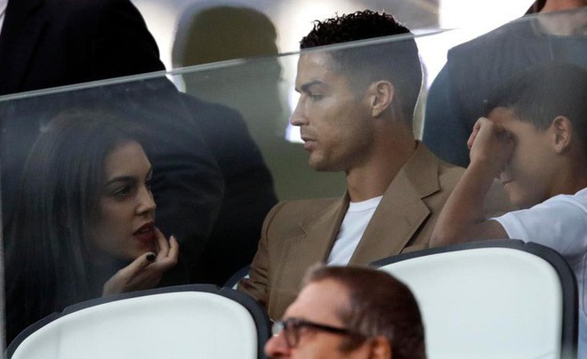 Ronaldo căng thẳng trong lần đầu xuất hiện cùng bạn gái hậu cáo buộc hiếp dâm - Ảnh 7.