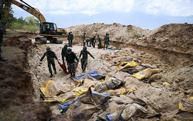 Tang thương những ngôi mộ tập thể trong động đất sóng thần Indonesia - Ảnh 9.