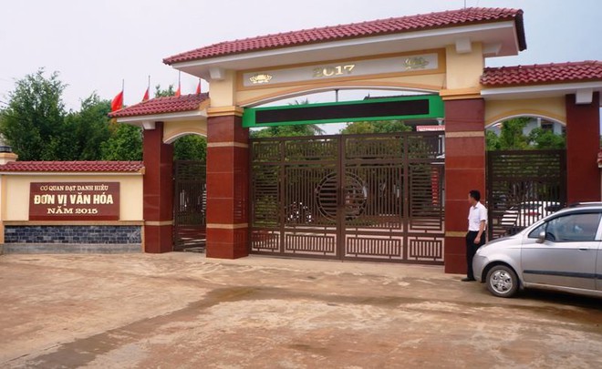 Ẩu đả ngay trong ủy ban x&atilde;, một nam thanh ni&ecirc;n bị đ&aacute;nh gục - Ảnh 1.