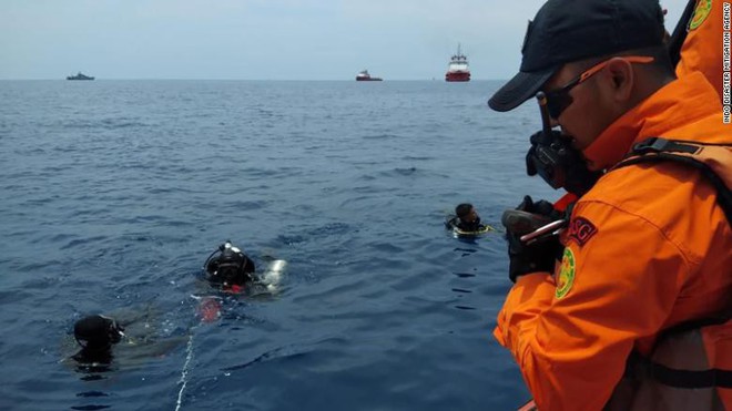 Đội cứu hộ Indonesia mang 24 túi đựng thi thể nạn nhân vụ máy bay Lion Air rơi về nơi nhận dạng - Ảnh 8.