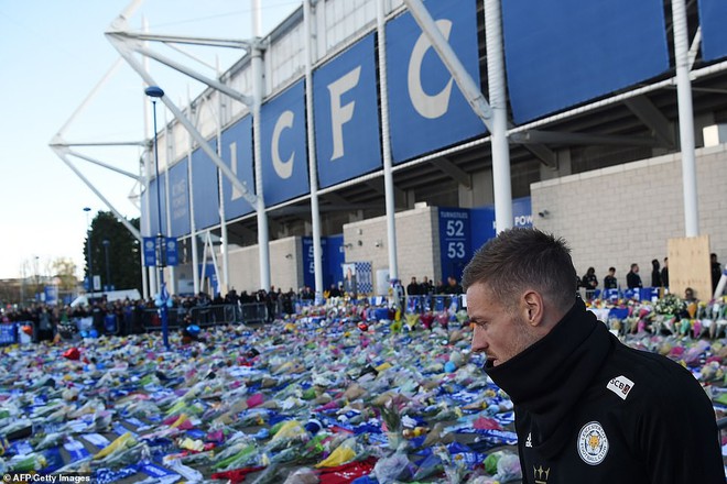 Tập thể cầu thủ Leicester đứng chết lặng trước khu tưởng niệm vị Chủ tịch qu&aacute; cố - Ảnh 6.