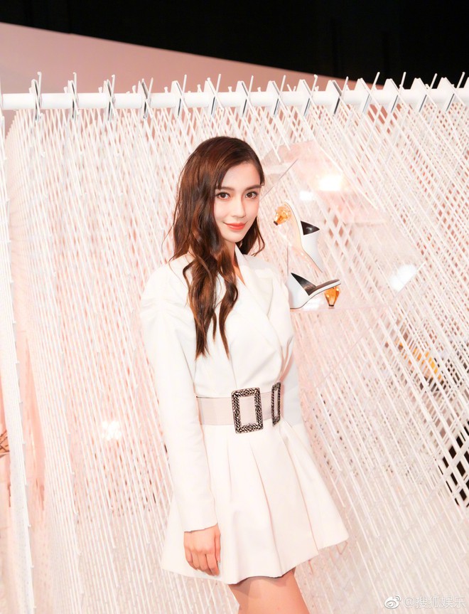 Chỉ cần dự sự kiện, G&aacute;i một con Angela Baby lại lột x&aacute;c với nhan sắc nữ thần - Ảnh 8.
