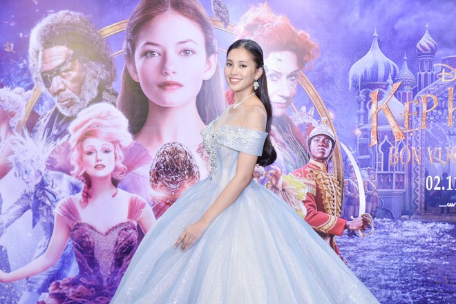 Hoa hậu Tiểu Vy xinh như công chúa trong buổi ra mắt Kẹp Hạt Dẻ và Bốn Vương Quốc - Ảnh 2.
