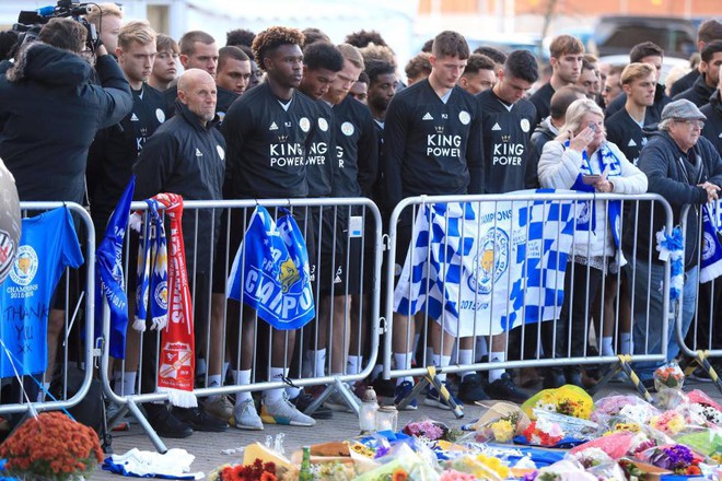 Tập thể cầu thủ Leicester đứng chết lặng trước khu tưởng niệm vị Chủ tịch qu&aacute; cố - Ảnh 13.
