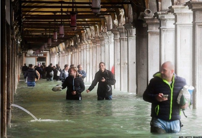 Thành phố Venice ngập gần như hoàn toàn trong nước sâu 1,5 mét - Ảnh 1.