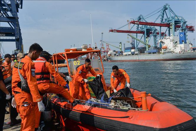 Indonesia tìm kiếm cứu nạn máy bay Lion Air suốt đêm - Ảnh 2.