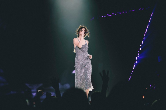 T&aacute;i xuất đẹp ngẩn ngơ nhưng T&acirc;m T&iacute;t lại d&iacute;nh nghi &aacute;n mặc v&aacute;y nh&aacute;i của Selena Gomez từ 2 năm trước - Ảnh 3.