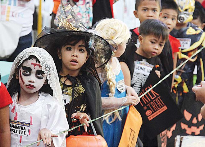 Halloween quanh thế giới: Cả nước Đức cùng ăn kẹo ngô, người Séc mang nến và hoa đi tảo mộ - Ảnh 5.