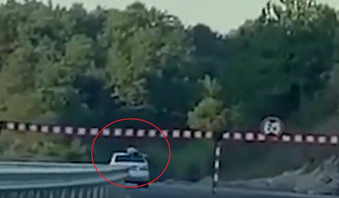 Trung Quốc: Ngồi lên nóc xe hơi đang chạy, cậu bé 13 tuổi tử vong do đập mặt vào thanh chắn đường - Ảnh 2.