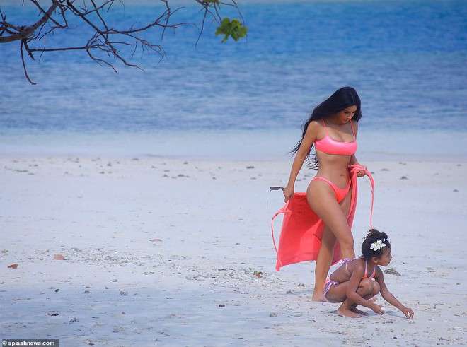 Đường cong đã khủng, Kim Kardashian còn mặc áo nhỏ xíu bức tử vòng 1 đi tắm biển với con nhỏ - Ảnh 13.