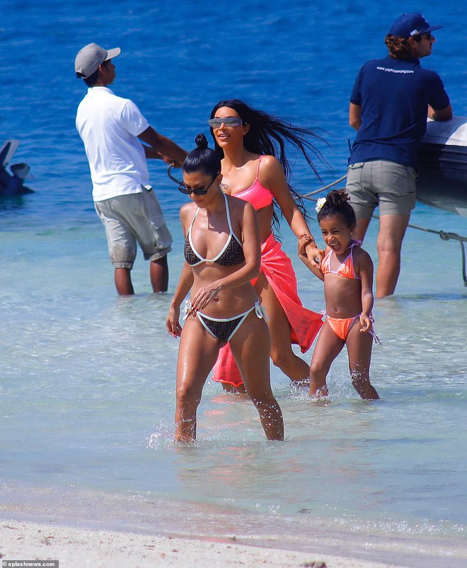 Đường cong đã khủng, Kim Kardashian còn mặc áo nhỏ xíu bức tử vòng 1 đi tắm biển với con nhỏ - Ảnh 11.