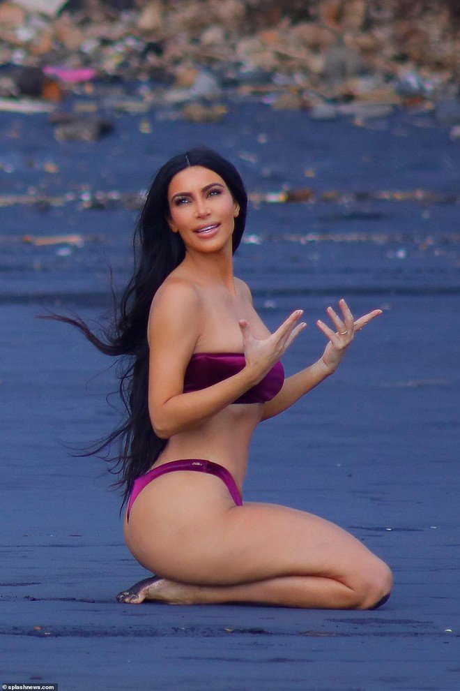Đường cong đã khủng, Kim Kardashian còn mặc áo nhỏ xíu bức tử vòng 1 đi tắm biển với con nhỏ - Ảnh 14.