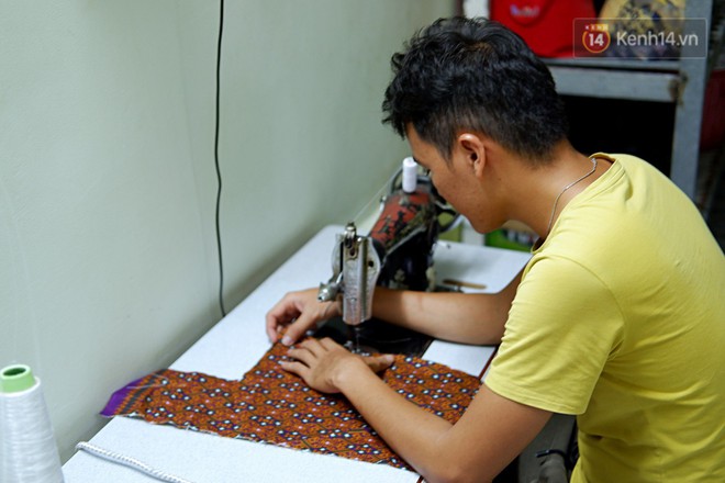 Ch&agrave;ng cử nh&acirc;n Luật bỏ việc văn ph&ograve;ng, về l&agrave;ng may những chiếc &aacute;o d&agrave;i truyền thống của d&acirc;n tộc m&igrave;nh - Ảnh 1.