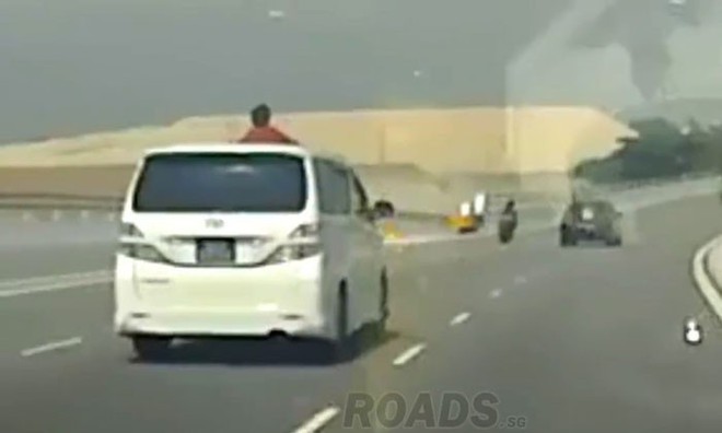 Trung Quốc: Ngồi lên nóc xe hơi đang chạy, cậu bé 13 tuổi tử vong do đập mặt vào thanh chắn đường - Ảnh 3.