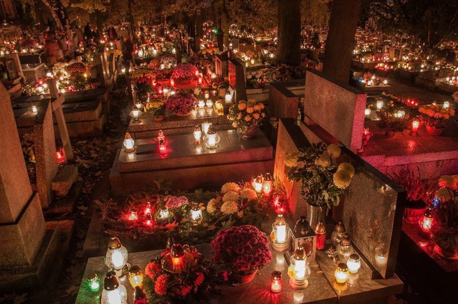 Halloween quanh thế giới: Cả nước Đức cùng ăn kẹo ngô, người Séc mang nến và hoa đi tảo mộ - Ảnh 4.