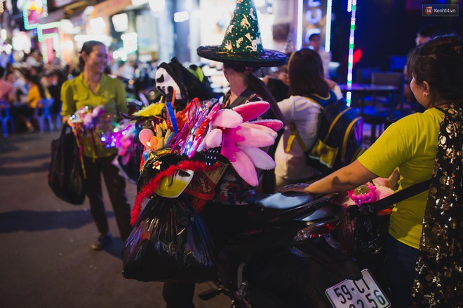 Hà Nội và Sài Gòn tràn ngập ma quỷ đêm Halloween: Từ cương thi, vô diện đến phù thủy tưng bừng xuống phố - Ảnh 15.