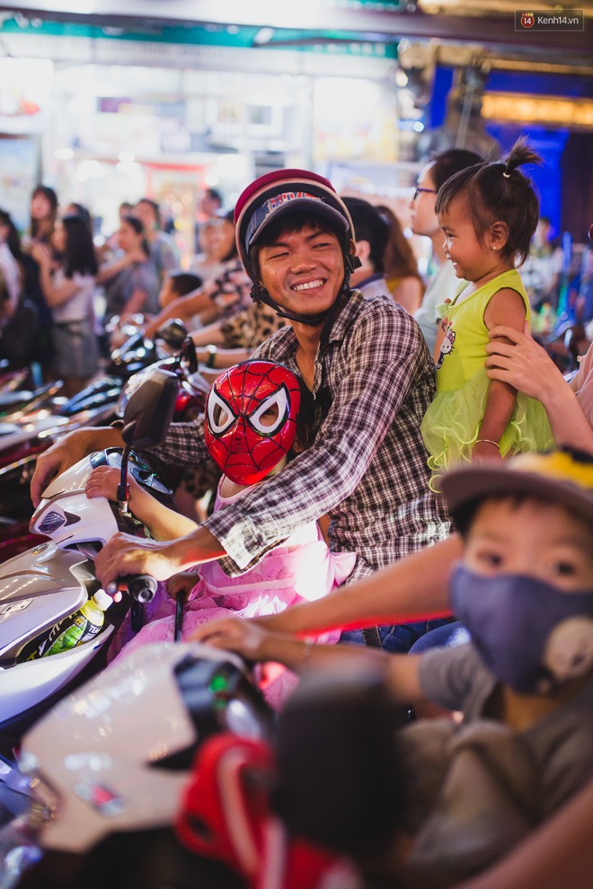 Hà Nội và Sài Gòn tràn ngập ma quỷ đêm Halloween: Từ cương thi, vô diện đến phù thủy tưng bừng xuống phố - Ảnh 16.