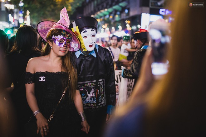 Giới trẻ ùa ra đường, hoá trang chất như nước cất quẩy Halloween - Ảnh 7.