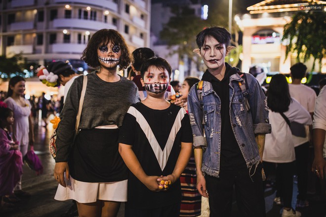 Giới trẻ ùa ra đường, hoá trang chất như nước cất quẩy Halloween - Ảnh 11.