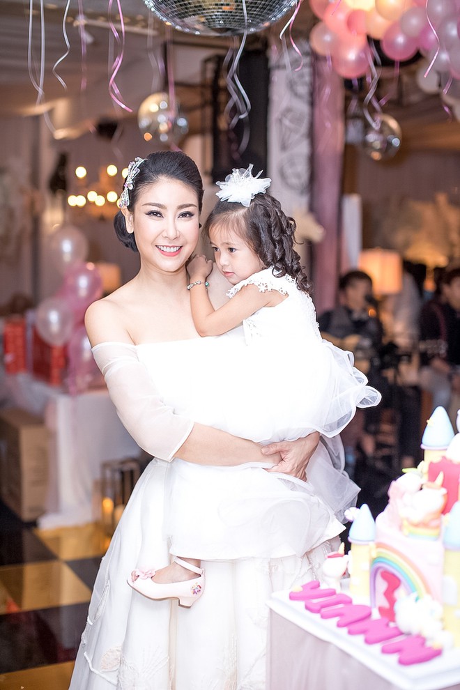 Sau khi tháo sụn mũi vì sợ hoại tử, Lệ Quyên rạng rỡ đi dự sinh nhật con gái Hoa hậu Hà Kiều Anh - Ảnh 1.