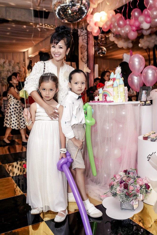 Sau khi tháo sụn mũi vì sợ hoại tử, Lệ Quyên rạng rỡ đi dự sinh nhật con gái Hoa hậu Hà Kiều Anh - Ảnh 7.