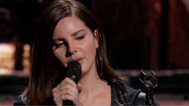 Lana Del Rey đã sầu còn xui: Được Apple mời hát tại event, không dám giới thiệu tên bài vì... cấm chửi thề? - Ảnh 1.