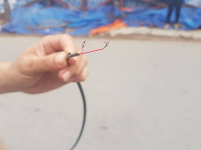 Hải Ph&ograve;ng: Người đi đường bị d&acirc;y c&aacute;p viễn th&ocirc;ng cứa cổ, phải nhập viện - Ảnh 2.
